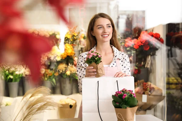 Floristería Poniendo Hermosa Planta Maceta Bolsa Papel Tienda — Foto de Stock