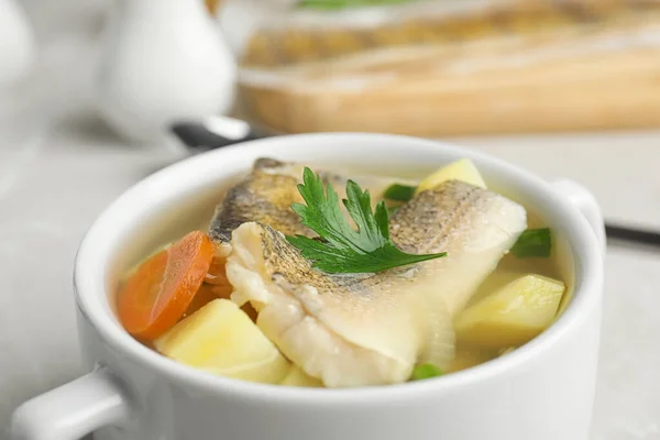 Sopa Peixe Delicioso Tigela Mesa Vista Close — Fotografia de Stock