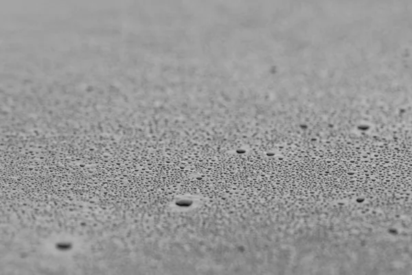 灰蒙蒙的水面上的水滴 — 图库照片