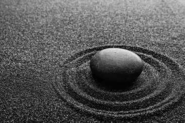 Taşlı siyah kum ve güzel desenli. Zen kavramı