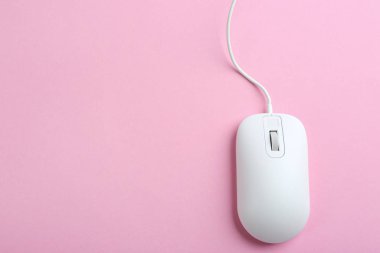 Pembe arka planda modern kablolu optik fare, üst manzara. Metin için boşluk