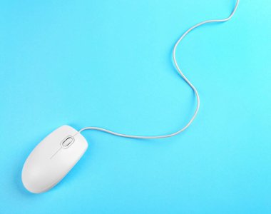 Açık mavi arka planda modern kablolu fare, üst görünüm