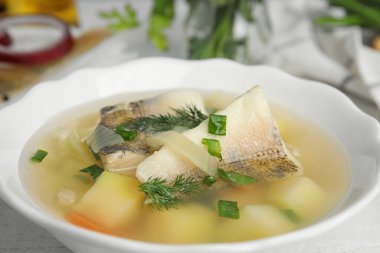 Tabakta lezzetli balık çorbası, yakın çekim manzarası.