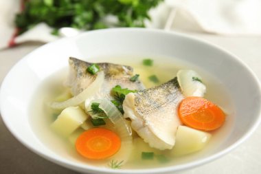 Tabakta lezzetli balık çorbası, yakın çekim manzarası.