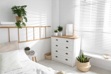 Güzel yatak odasında beyaz çekmeceler. İç tasarım