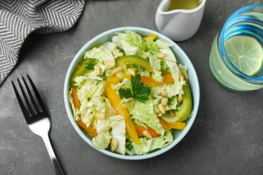 Gri masada servis edilen dolmalık biberli taze lahana salatası.