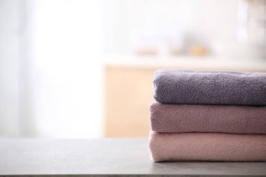 Banyoda masaya taze havlu yığını. Metin alanı