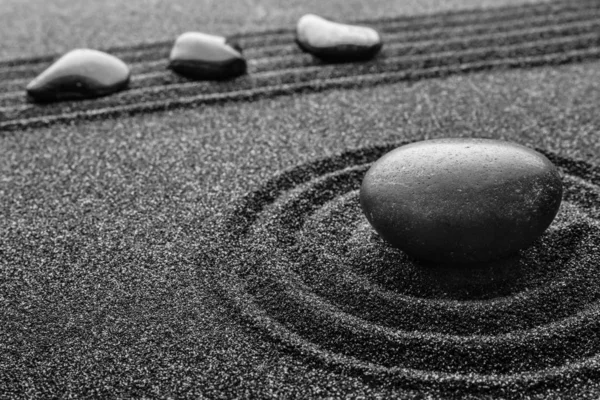 Schwarzer Sand Mit Steinen Und Schönem Muster Zen Konzept — Stockfoto