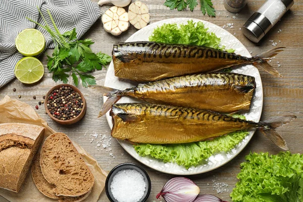 Flache Liegekomposition Mit Schmackhaftem Räucherfisch Auf Holztisch — Stockfoto