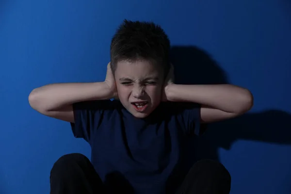 Rädd Liten Pojke Stänger Öronen Nära Blå Vägg Begreppet Våld — Stockfoto