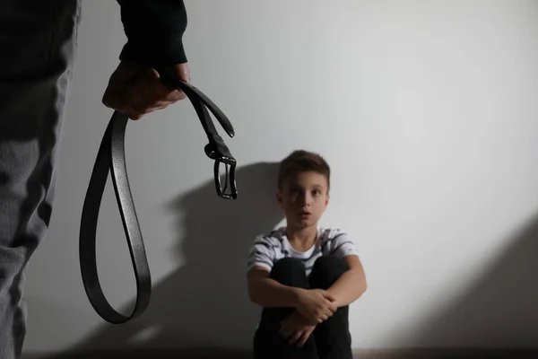 Uomo Minaccia Suo Figlio Casa Concentra Sulla Cintura Concetto Violenza — Foto Stock