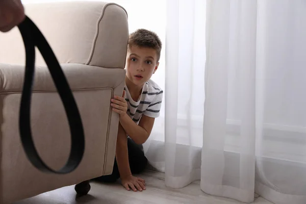 Man Bedreigt Zijn Zoon Thuis Met Een Riem Begrip Huiselijk — Stockfoto