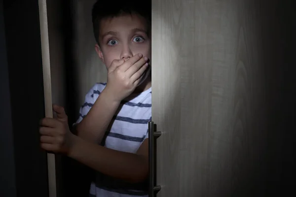 Verängstigter Kleiner Junge Versteckt Sich Kleiderschrank Konzept Zur Häuslichen Gewalt — Stockfoto