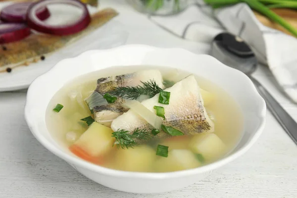 美味可口的鱼汤放在白木桌上 — 图库照片