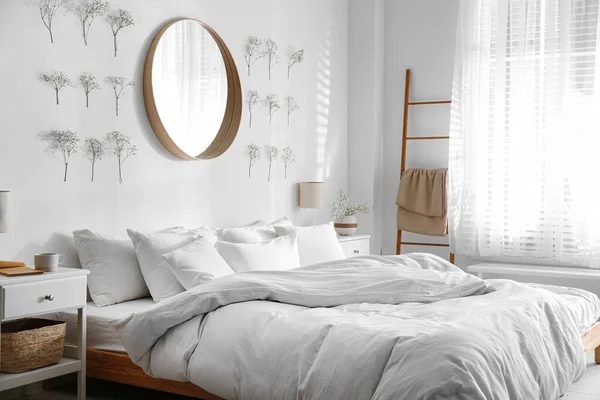 Moderne Schlafzimmereinrichtung Mit Stilvollem Rundspiegel — Stockfoto