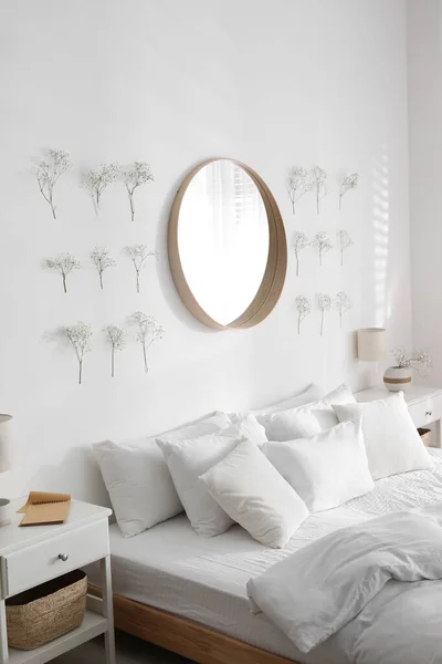 带有时髦圆形镜子的现代卧房室内 — 图库照片