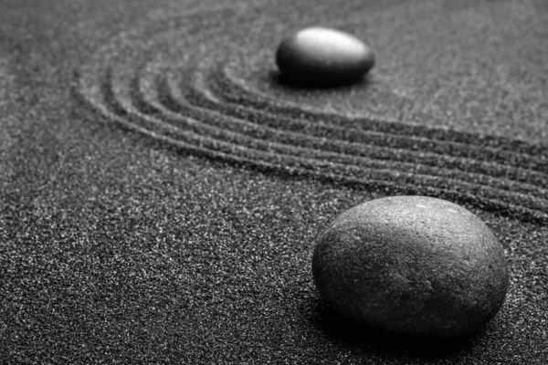 Czarny Piasek Kamieniami Pięknym Wzorem Koncepcja Zen — Zdjęcie stockowe