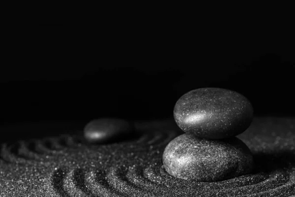 Schwarzer Sand Mit Steinen Und Schönem Muster Vor Dunklem Hintergrund — Stockfoto