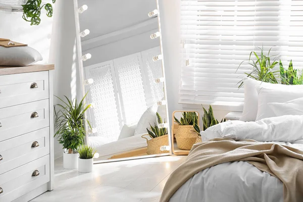Stijlvolle Spiegel Met Gloeilampen Moderne Slaapkamer Interieur Ontwerp — Stockfoto