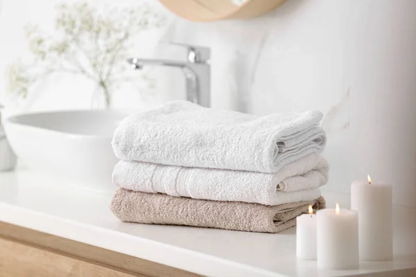 Czyste Ręczniki Palące Się Świece Ladzie Łazience — Zdjęcie stockowe