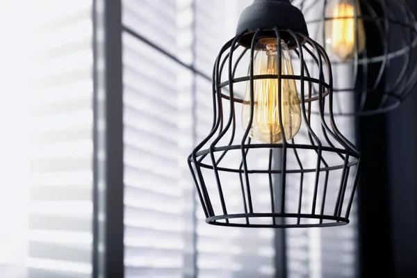 Stylová Kovová Přívěsová Lampa Žárovkou Edison — Stock fotografie