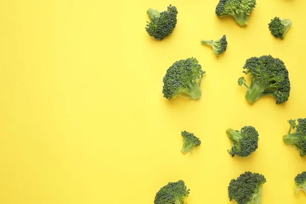 Brócoli Fresco Sabroso Sobre Fondo Amarillo Plano Espacio Para Texto — Foto de Stock