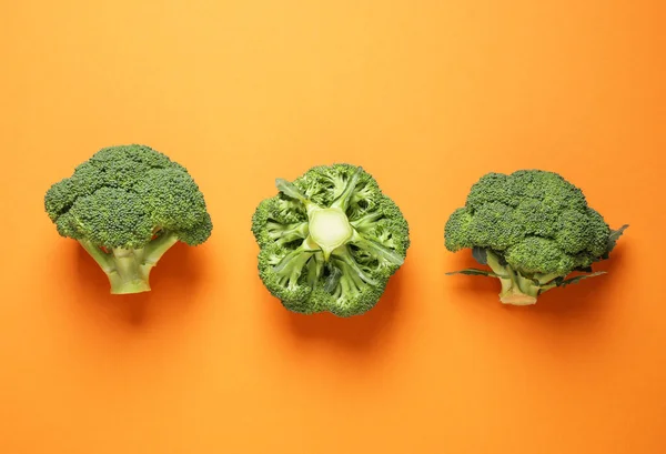Brócoli Fresco Sabroso Sobre Fondo Naranja Plano — Foto de Stock