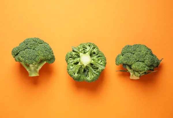 Broccoli Proaspăt Gustoase Fundal Portocaliu Lac Plat — Fotografie, imagine de stoc