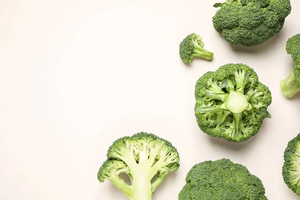 Brokoli Segar Pada Latar Beige Cahaya Berbaring Datar Ruang Untuk — Stok Foto