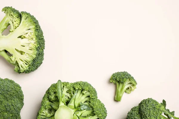 Brokoli Segar Pada Latar Beige Cahaya Berbaring Datar Ruang Untuk — Stok Foto