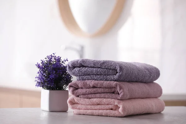 Stos Świeżych Ręczników Stole Łazience — Zdjęcie stockowe
