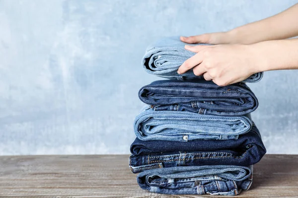 Mulher Jeans Elegante Dobrável Mesa Madeira Close Espaço Para Texto — Fotografia de Stock