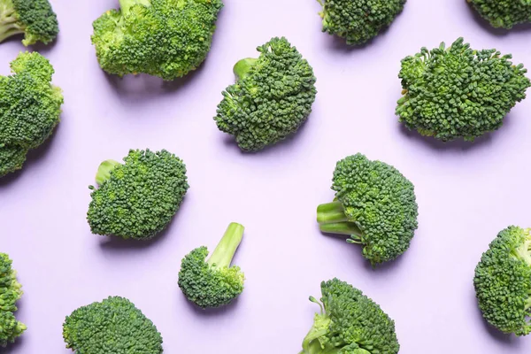 Brokoli Segar Dengan Latar Belakang Ungu Terbaring Rata — Stok Foto