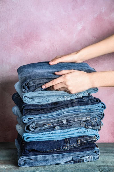 Kvinna Fällbara Snygga Jeans Träbord Närbild — Stockfoto