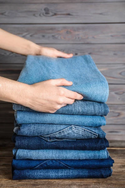 Kvinna Fällbara Snygga Jeans Träbord Närbild — Stockfoto