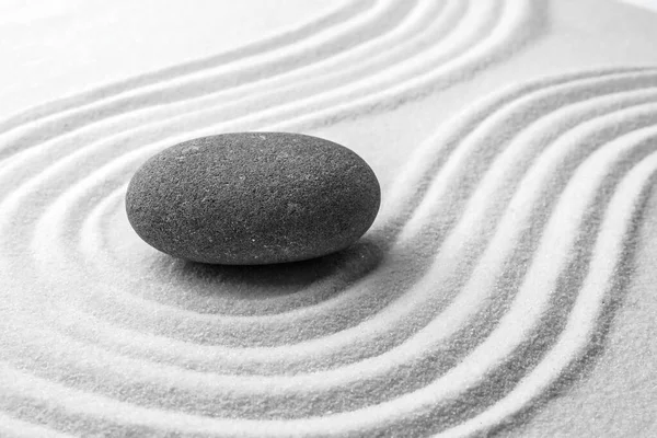 Piedra Gris Sobre Arena Con Patrón Zen Meditación Armonía —  Fotos de Stock