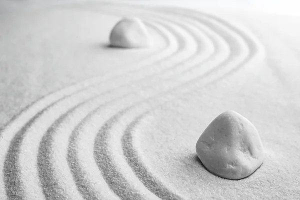 Piedras Blancas Sobre Arena Con Patrón Zen Meditación Armonía —  Fotos de Stock