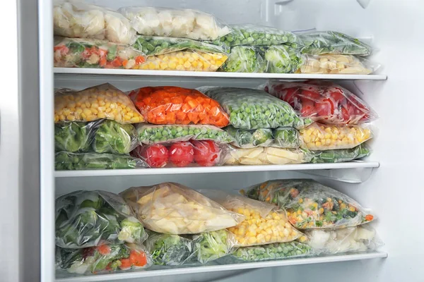 Bolsas Plástico Con Diferentes Verduras Congeladas Nevera —  Fotos de Stock