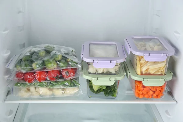 Kantong Plastik Dan Kontainer Dengan Sayuran Beku Yang Berbeda Dalam — Stok Foto