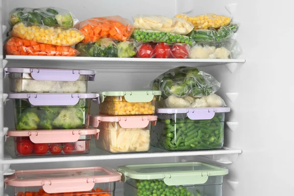 冷蔵庫で冷凍野菜の異なるビニール袋や容器 — ストック写真