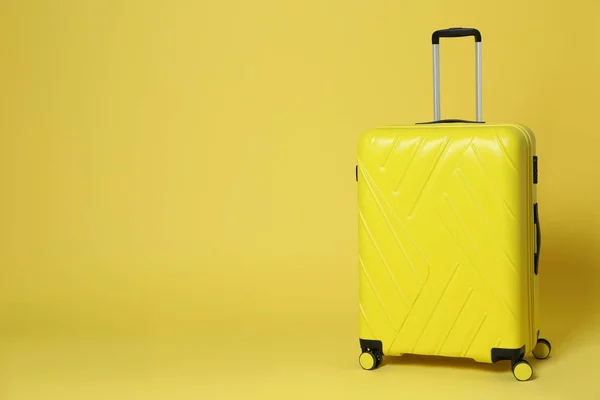 Stilig koffert på gul bakgrunn. Plass til tekst – stockfoto