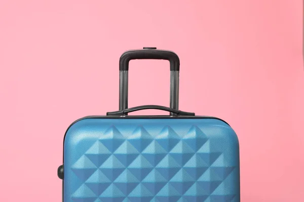 Stilvoller blauer Koffer verpackt für die Reise auf rosa Hintergrund — Stockfoto