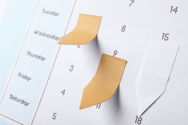 Kağıt yapıştırmalı takvim sayfası, yakın plan görünümü