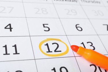 İşaretli tarihli takvim sayfasında keçeli kalem, kapat