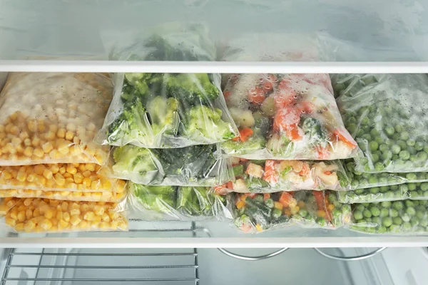 Bolsas Plástico Con Diferentes Verduras Congeladas Nevera —  Fotos de Stock