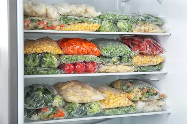 冷蔵庫で異なる冷凍野菜とビニール袋 — ストック写真