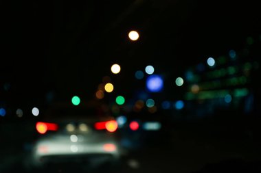 Gece şehrin bulanık görüntüsü. Bokeh etkisi
