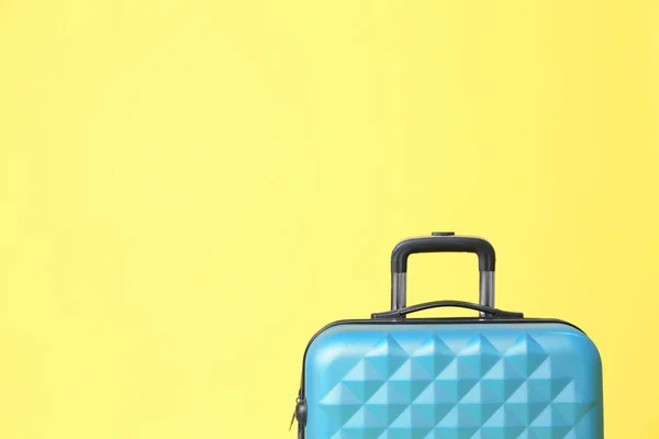 Elegante maleta azul sobre fondo amarillo. Espacio para texto — Foto de Stock