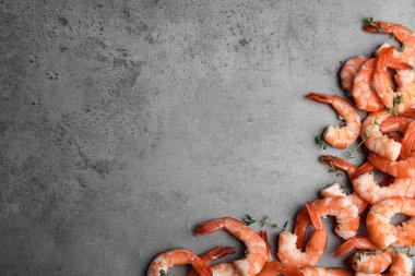 Gri masadaki kekik ile kaynatılmış lezzetli karidesler. Boşluk