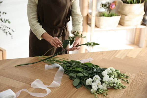 Floristería Haciendo Hermoso Ramo Mesa Taller Primer Plano —  Fotos de Stock